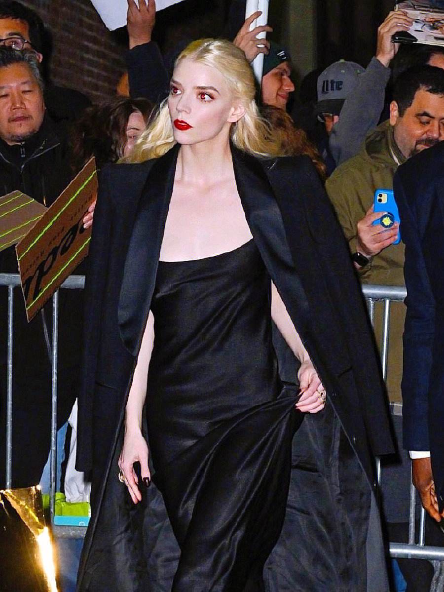 英国这一夜，国际女星风情万种，唯有这10位，一个比一个敢穿