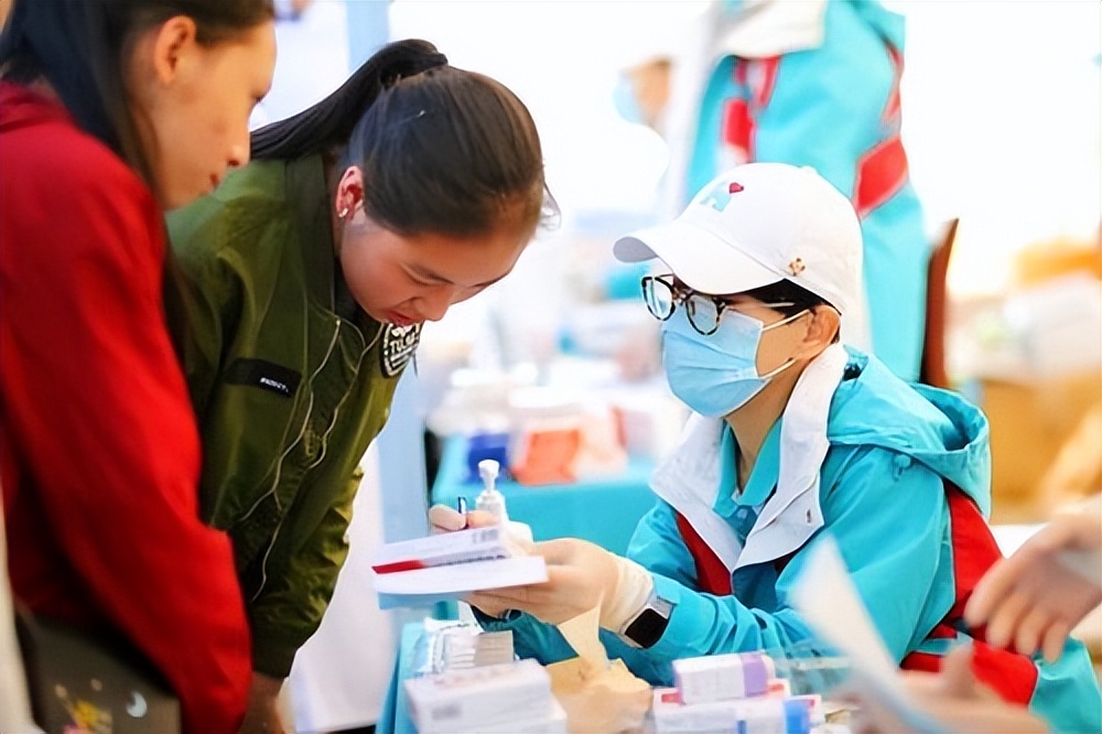 奋战在抗疫一线的明星,连续奋战在防疫一线