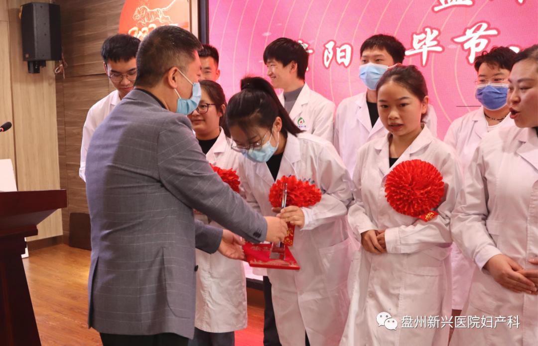 抗疫表彰大会现场报道,抗击疫情弘扬正能量的年会作品