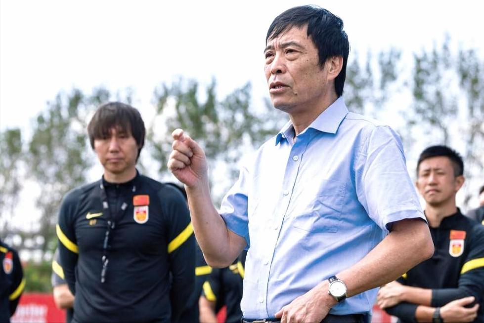 同病相怜！新西兰主帅暂缓签约，国足赢面增加，足协下死命令