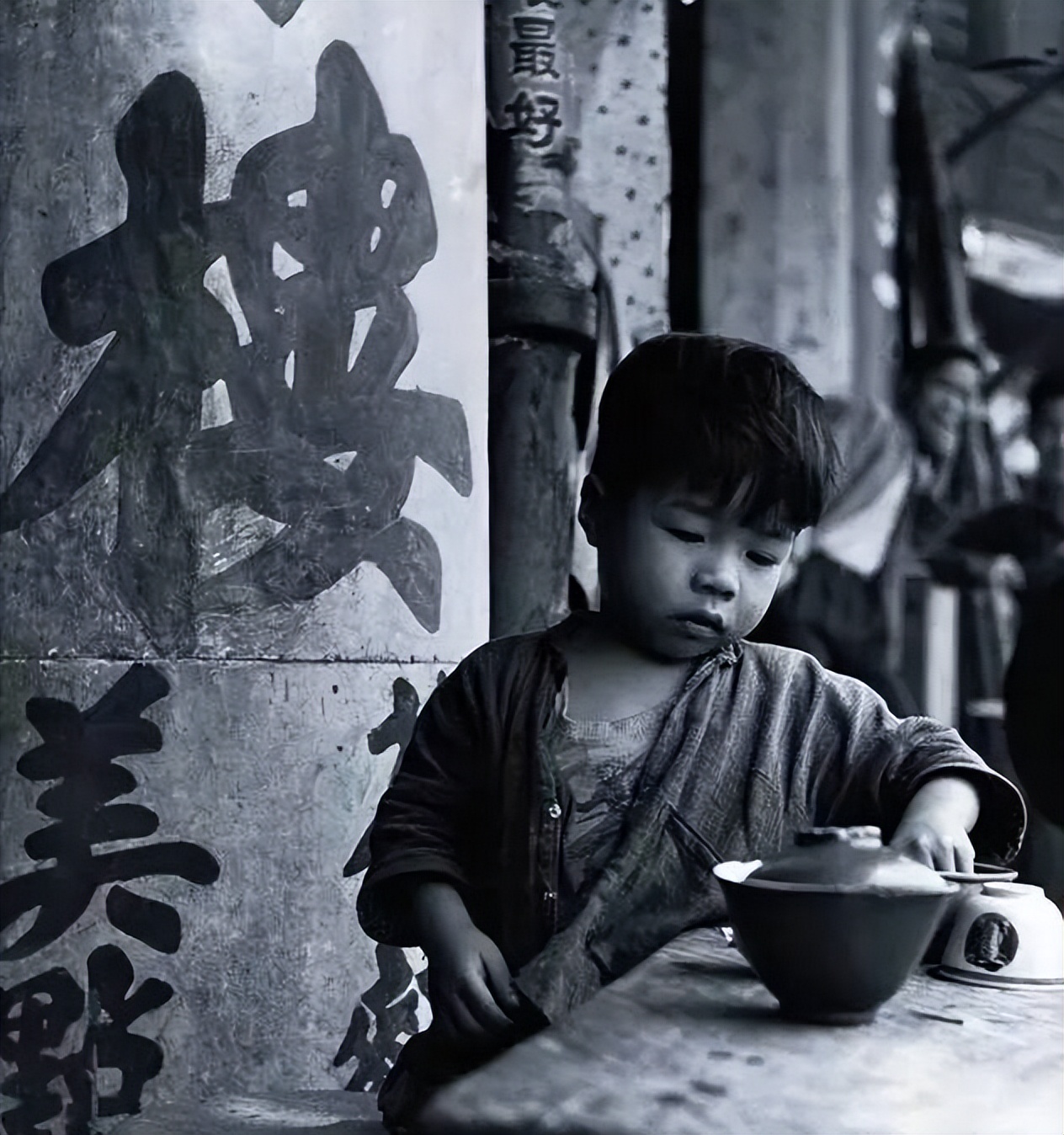 广东男人，逆袭成香港富豪，花10亿买飞机，如今妻子成接班人