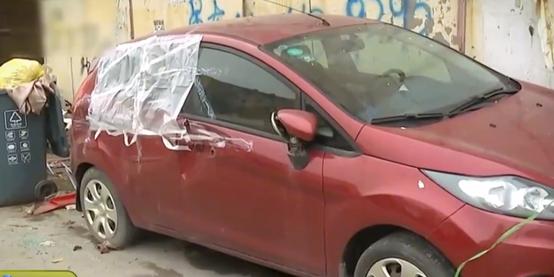 女子占道停车10多天车被铲车铲走,女子占小吃摊位停车20天