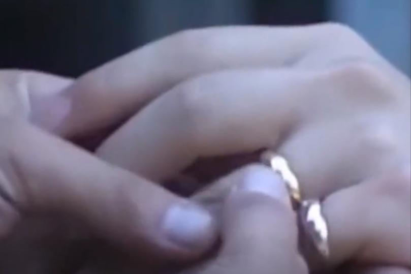 贫穷农民一夜间暴富，手戴多枚金戒指干农活，专家调查后直接狂笑