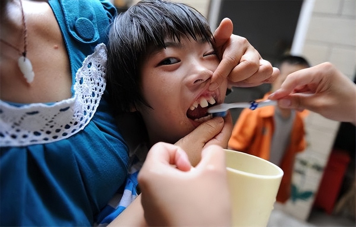 漂亮女教师被辞退,女教师为女儿辞职