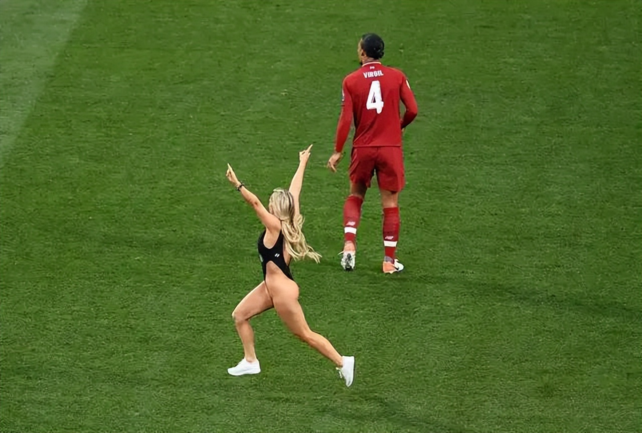 央媒评球迷冲进球场事件后续,盘点球迷冲进球场瞬间