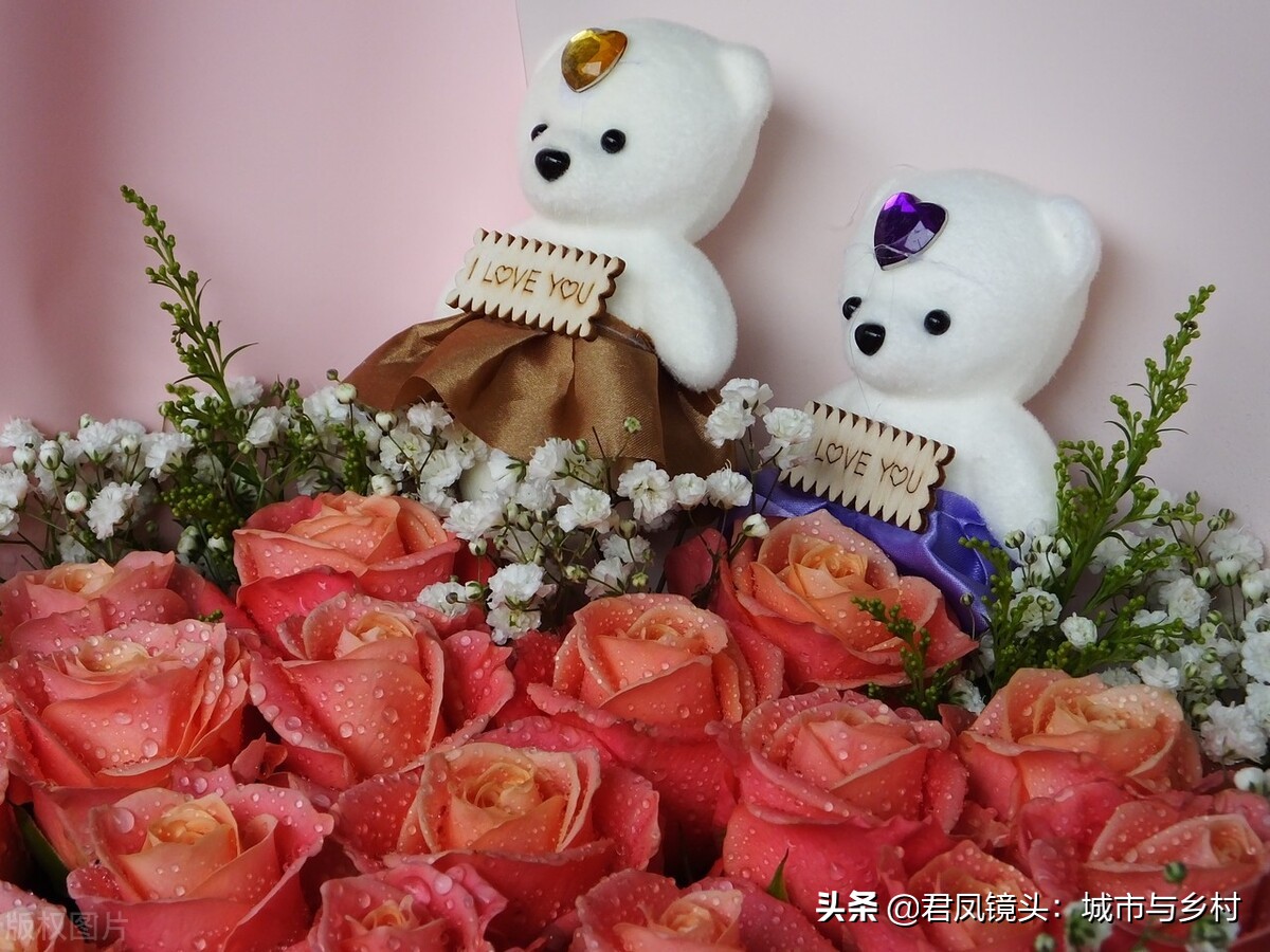 湖北宜昌：情人节，商家为顾客定制的鲜花温馨浪漫，含情脉脉