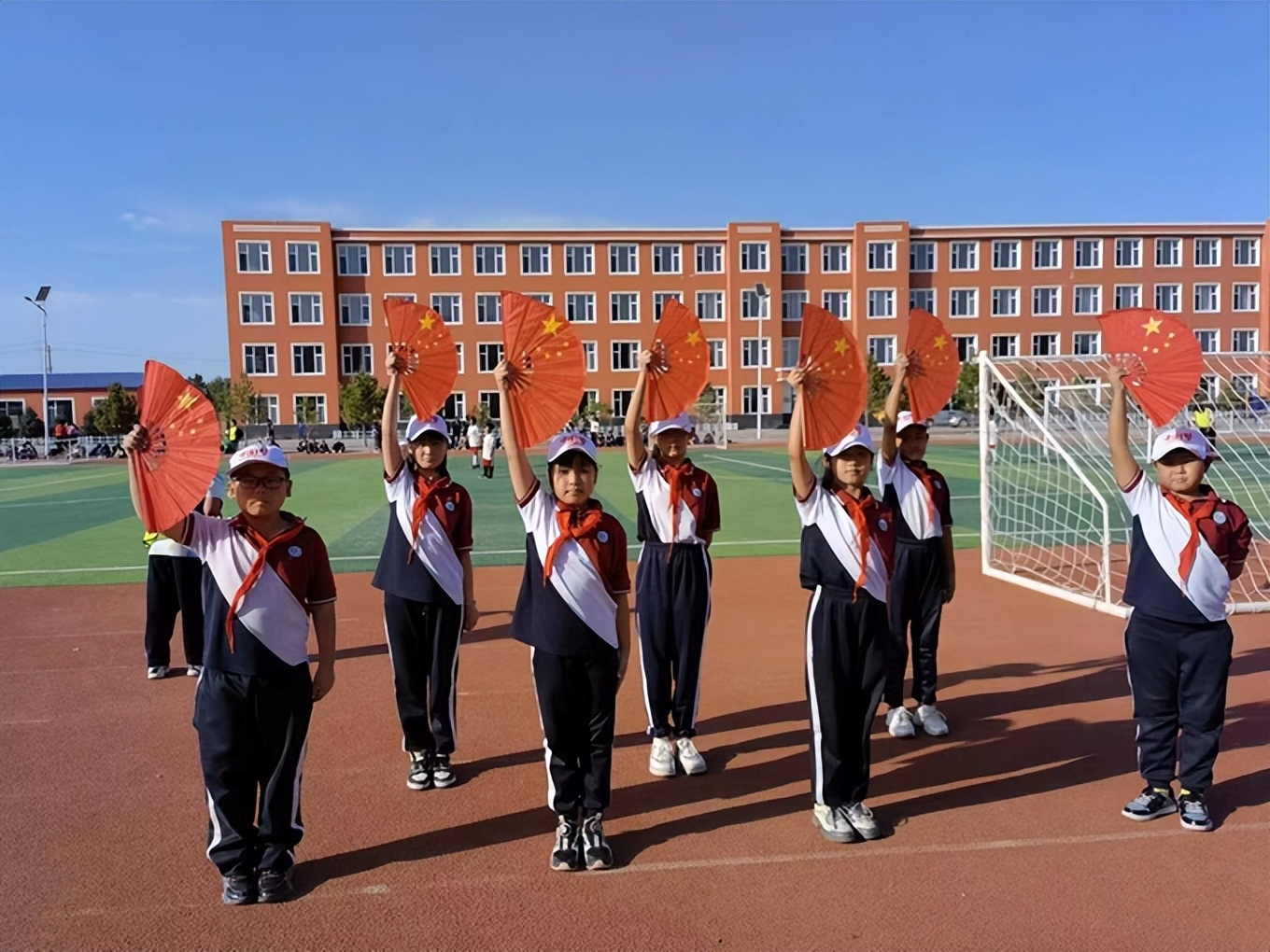 喜迎二十大共筑足球梦图片,喜迎二十大逐梦绿茵场