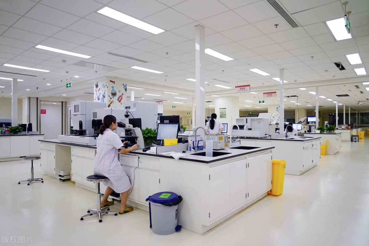 医院后勤行政权力与待遇比临床大得多，这不正常，必须改变！