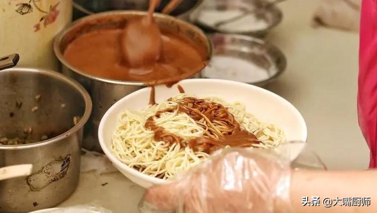 武汉人为什么喜欢吃热干面,为什么武汉人吃热干面配蛋酒