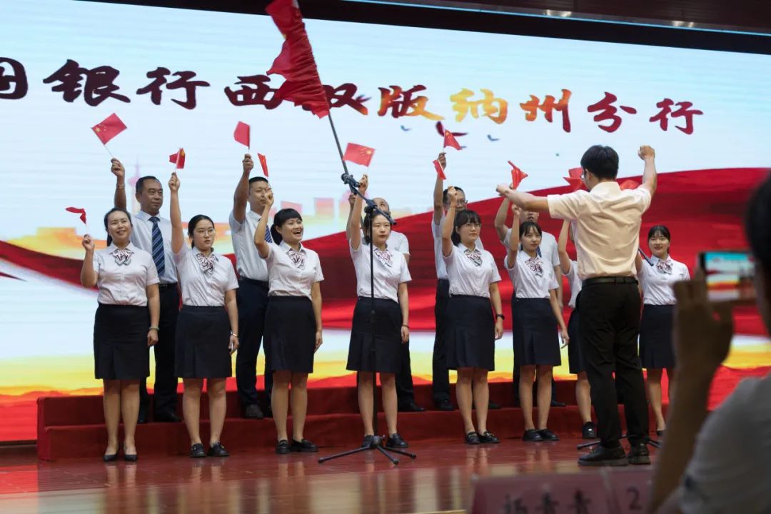 以深情的歌声向党的生日献礼,嘹亮的歌声向党献礼