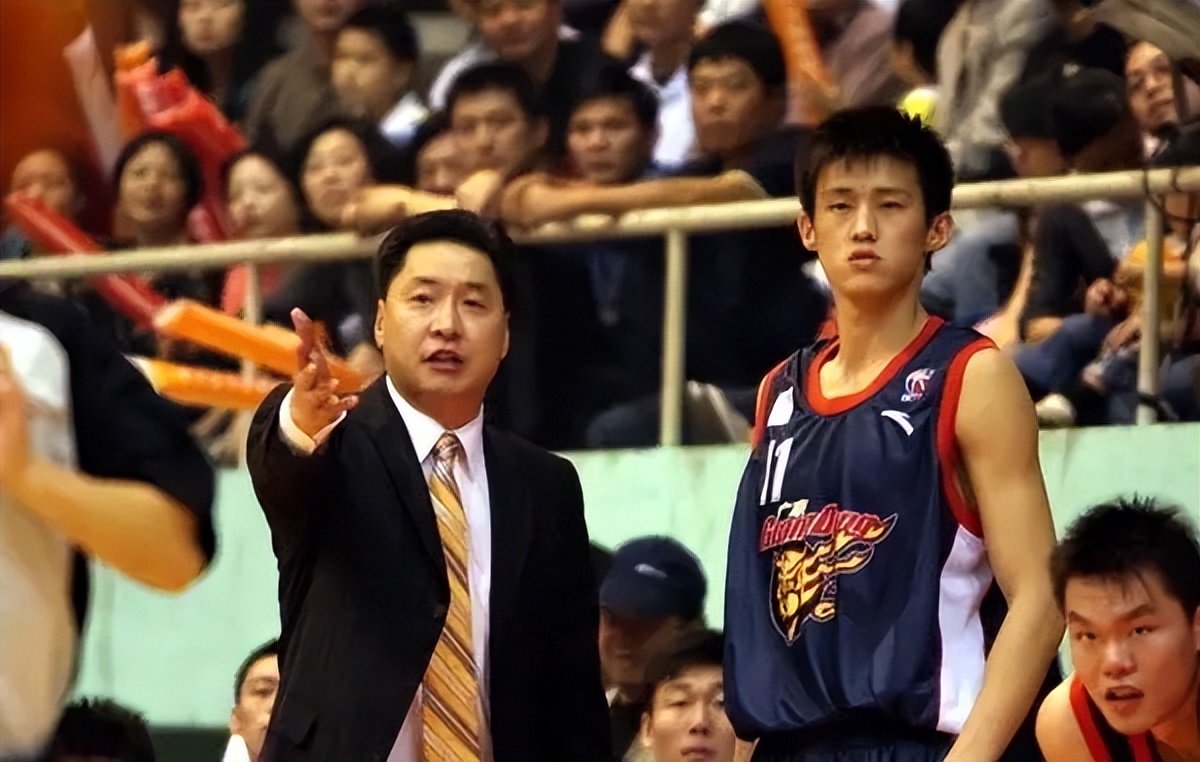 国家队和宏远队的双料队长周鹏,周鹏宏远前队长