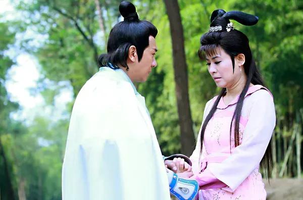 前脚吹“绝色美人”，后脚就被配角狠狠艳压，这些女明星图啥啊