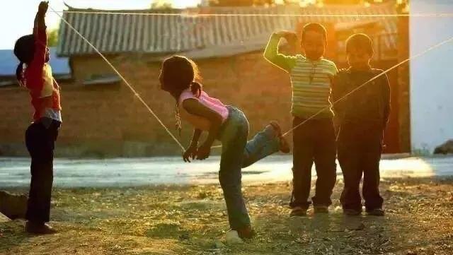 社会进步了人情世故却淡了,社会越来越繁华人心越来越复杂