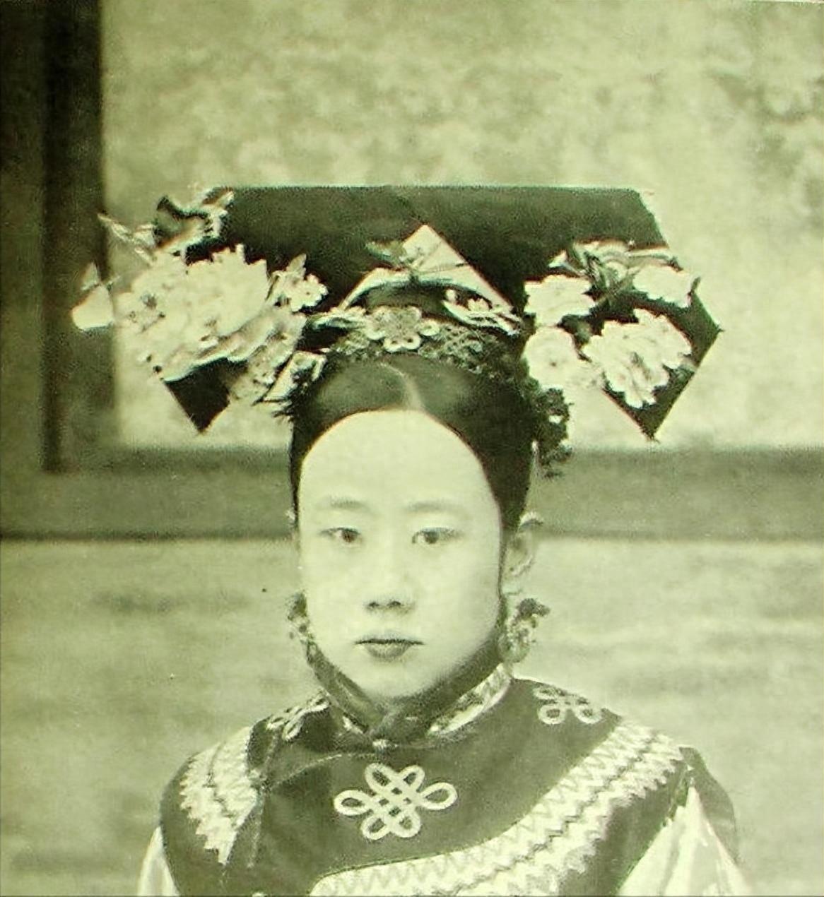 变态的纳粹德国,*光脱**犹太人女人衣服,集体*杀屠**!2