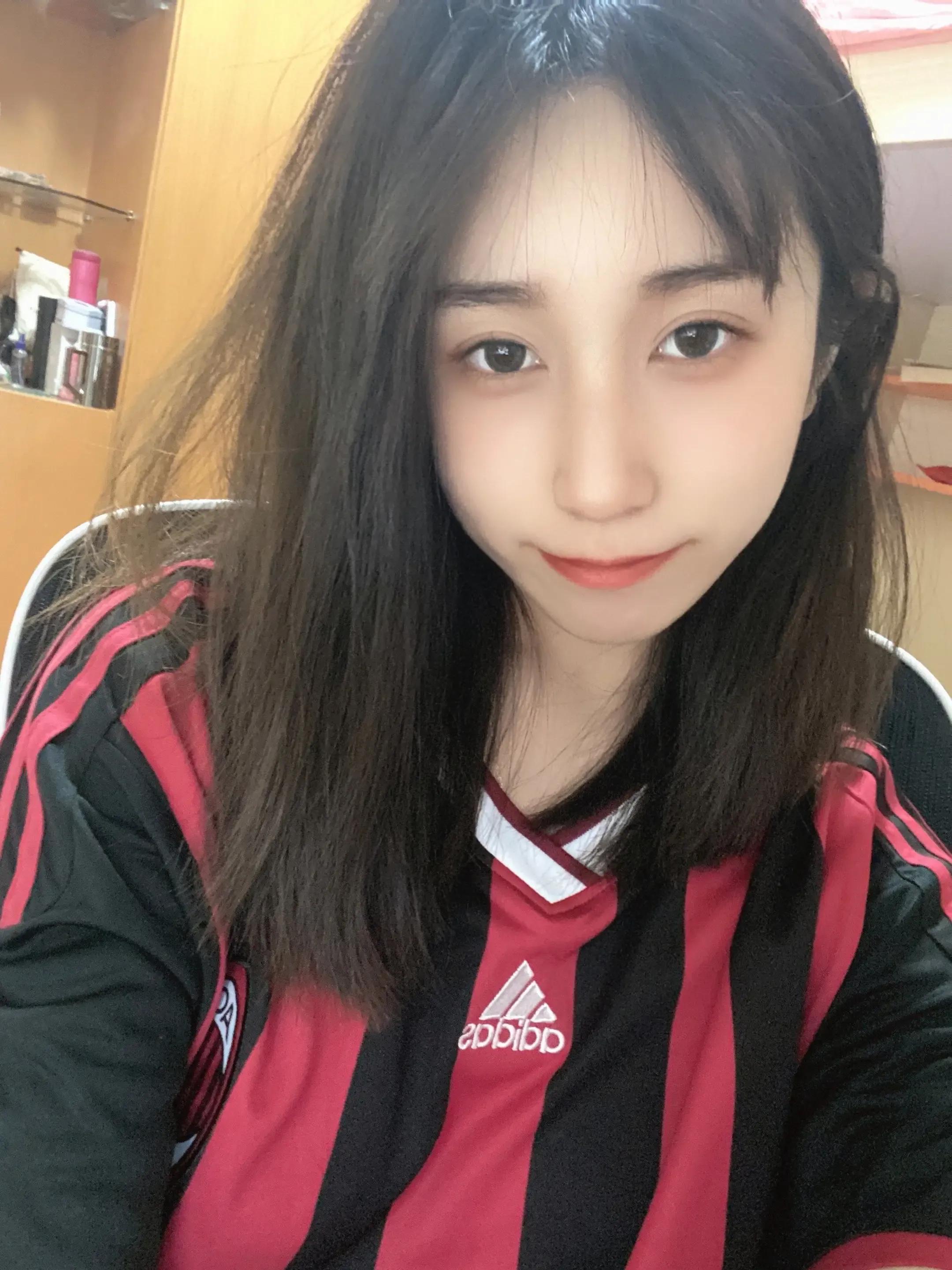 最受女人喜爱的足球,足球运动员都喜欢什么类型的女生