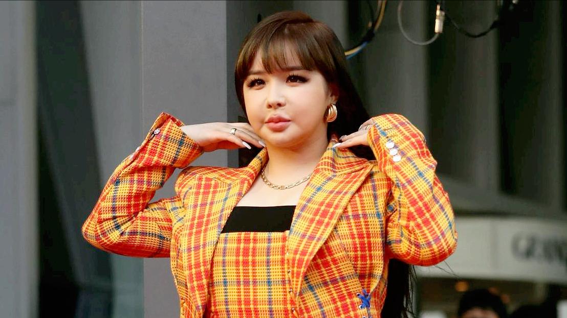 她曾比Lisa还火爆，却因服用“禁药”被*制抵**，如今宛如“充气人”