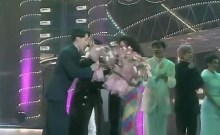 徐小凤怼人场面,周润发致敬徐小凤图文