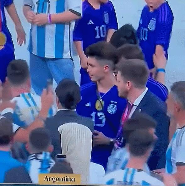 撒盐哥蹭梅西,撒盐哥亲吻姆巴佩