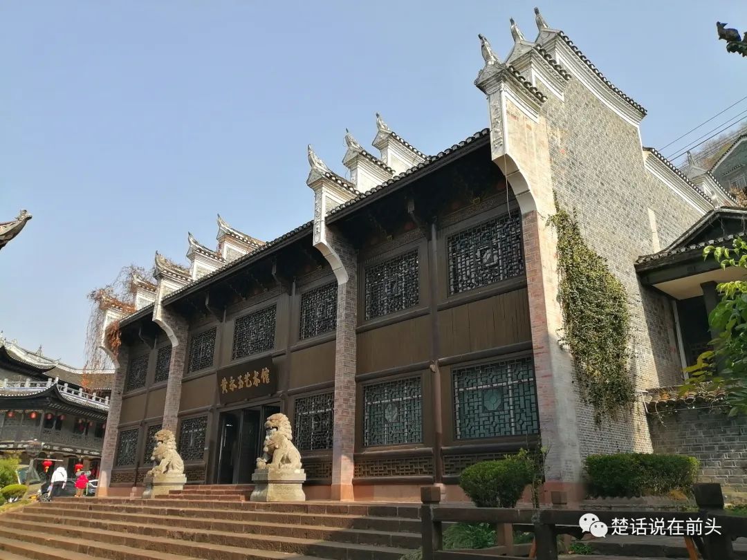 去凤凰感受沈从文笔下的古城,去凤凰古城可品尝到哪种美食