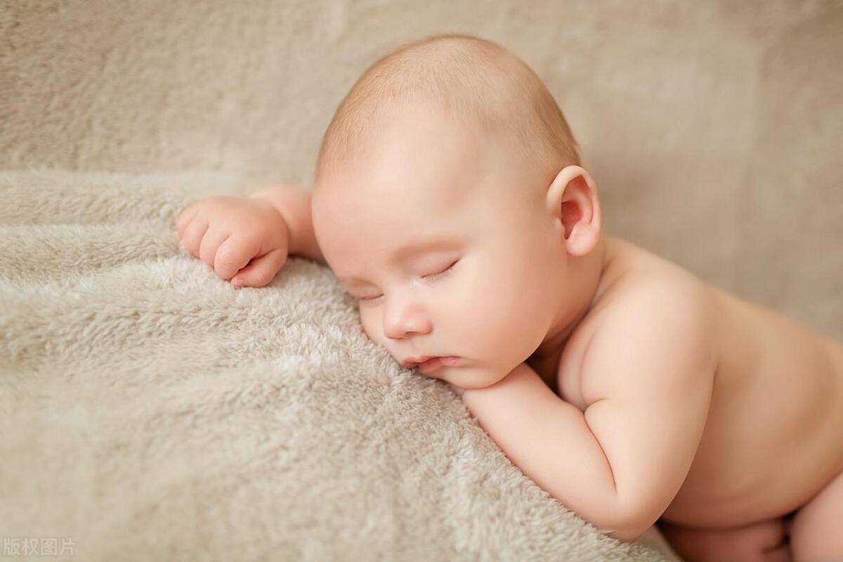 一出生就长牙了是什么情况,刚出生的小孩长了牙迷信说法