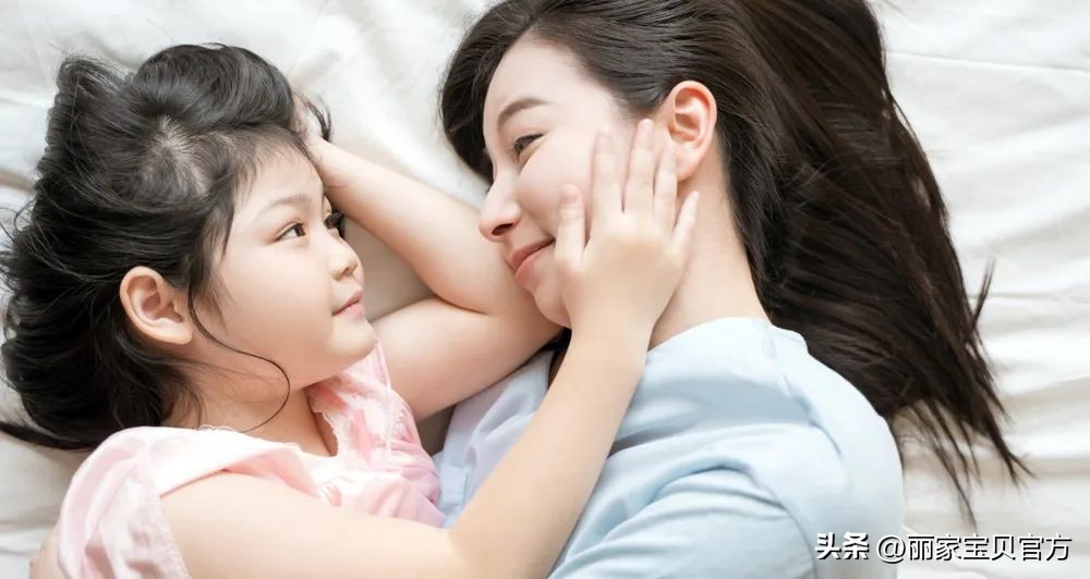 两个孩子，一个睡觉多一个睡得少，10年后的差距明显