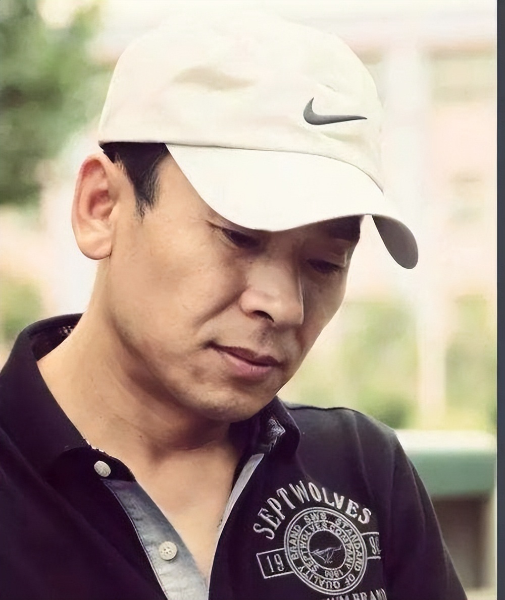 摸腿、陪酒、绝育、自杀，娱乐圈的*规则潜**，“毁”了多少女孩？