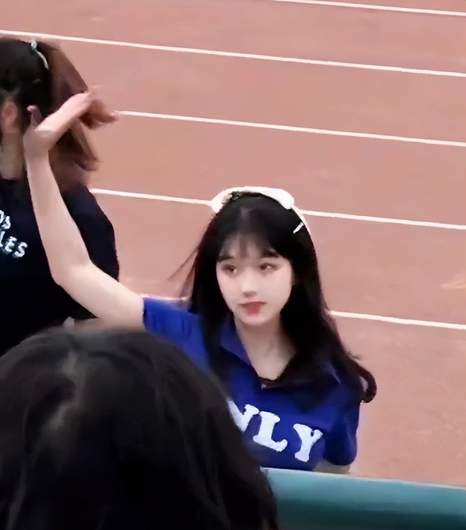 大学生运动会女生火了：清纯校花天花板，女生：满满的都是心机