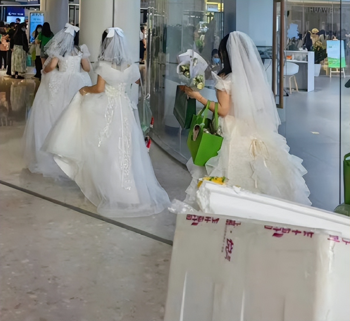 王源婚纱事件评论区逆天发言,为什么穿婚纱去看王源的演唱会