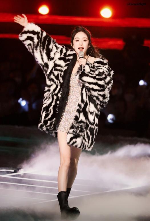 杨紫关晓彤跨年晚会造型,关晓彤2017年湖南跨年演唱会