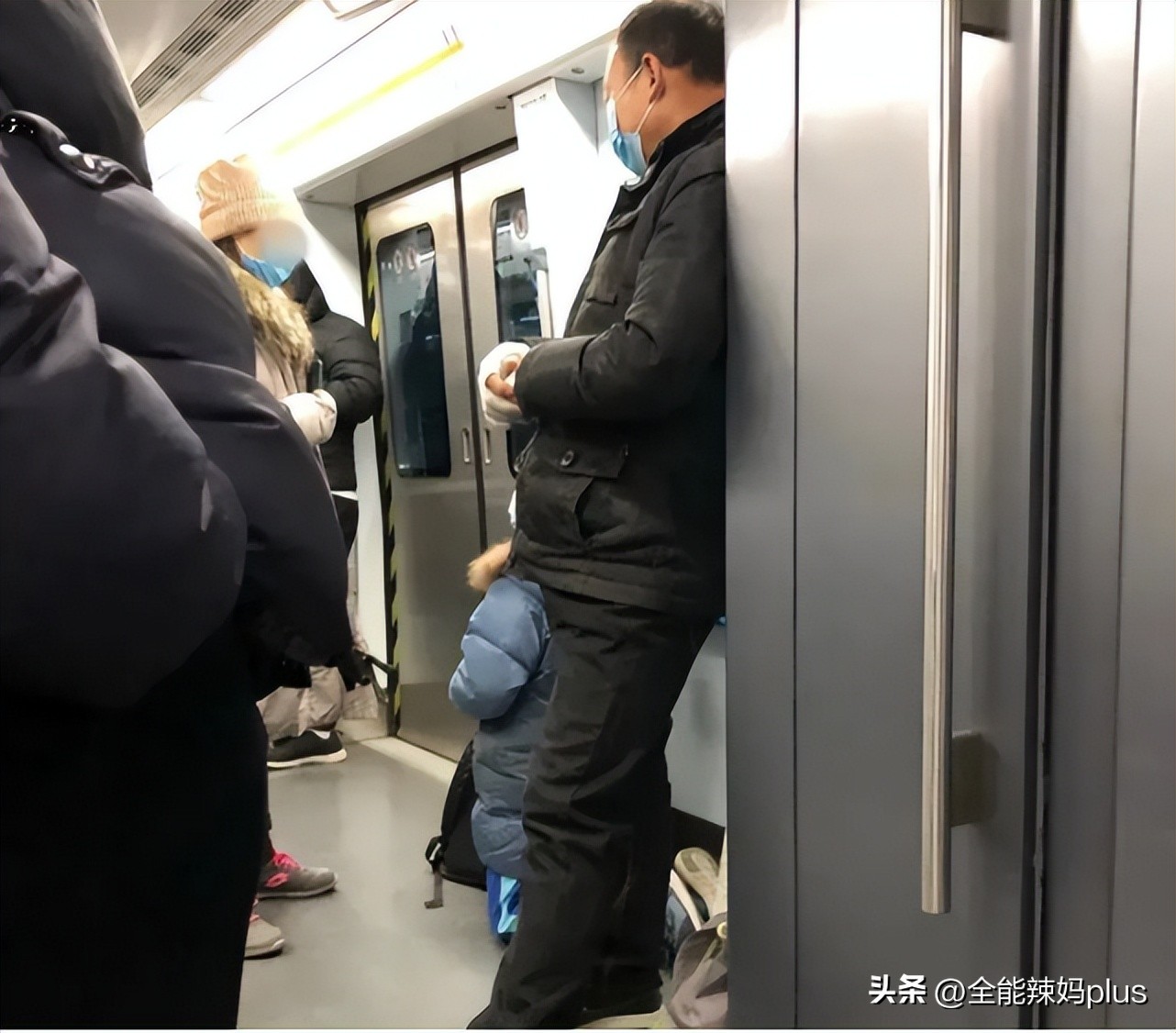 小孩地铁吵闹家长与乘客冲突,小孩地铁被妈妈训委屈爆笑