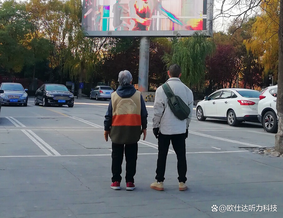 老人家耳背是什么问题引起的,老人听电话听不清怎么办