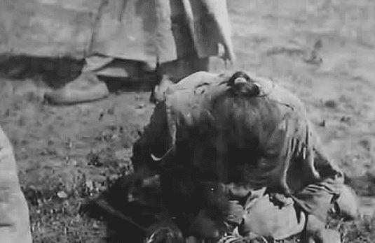 日军兽行：当着男人的面玷污了女儿，临走还残忍割下妻子乳房