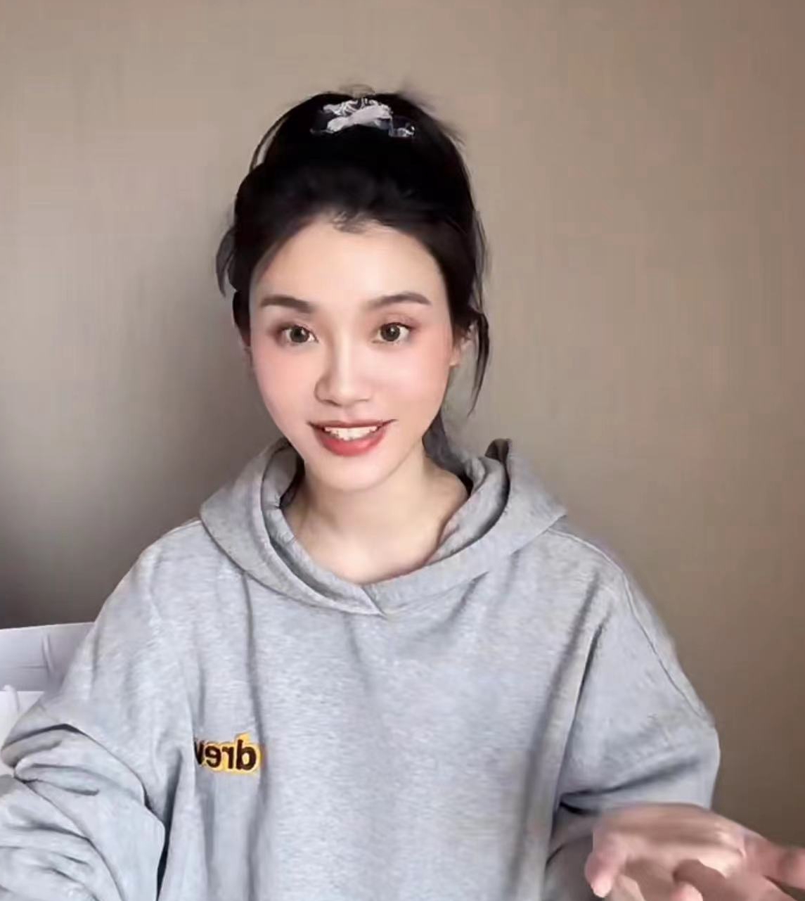 奚梦瑶1岁女儿背名牌包,奚梦瑶女儿庆生