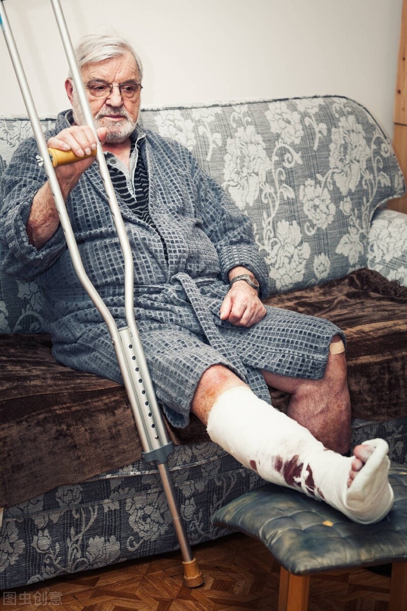 黄鼠狼光咬病鸡下一句是什么,被黄鼠狼咬死了鸡还能不能吃