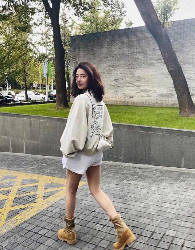 杨采钰西装裤搭配,杨采钰穿高级复古装