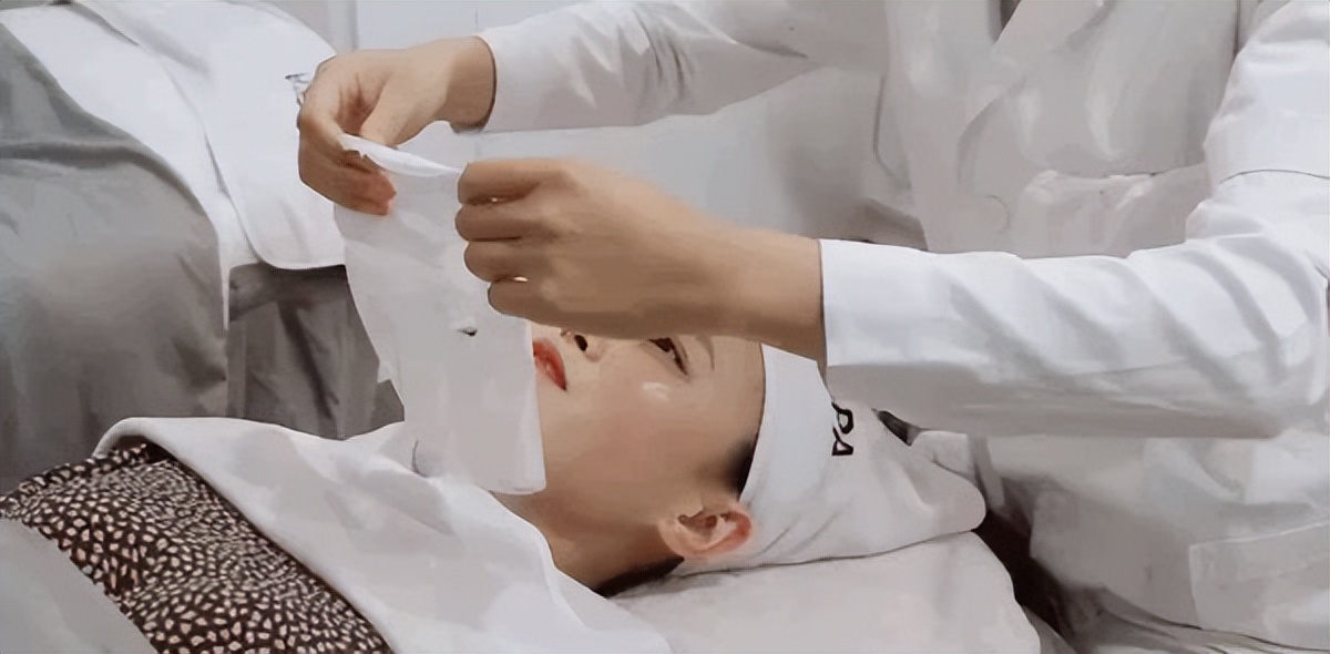 鼻子黑头里挤出的白色油脂怎么办,鼻子上有硬硬的黑头怎么办