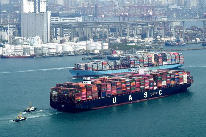 香港第一包租公，手上拥有15645套房产，一座商城每年就进账100亿