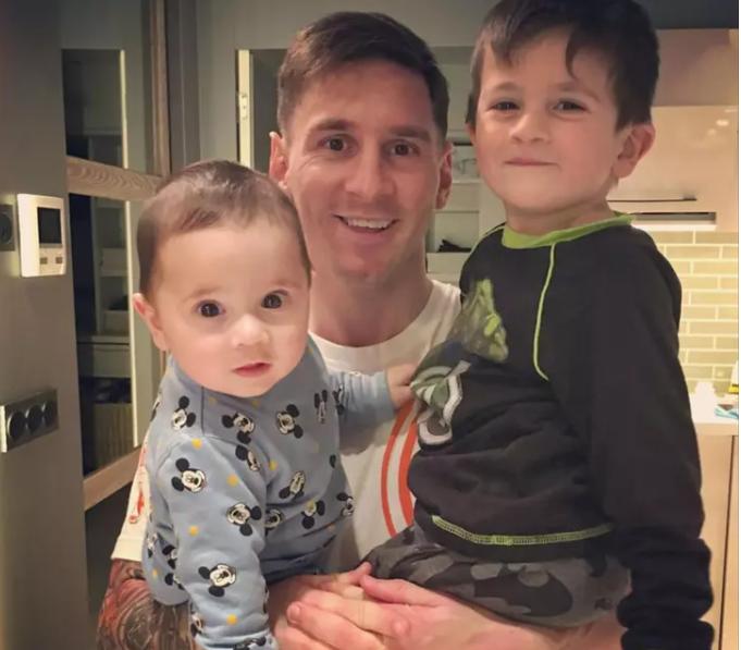 梅西致敬生命中最爱的两位女人,梅西球王真实感人故事