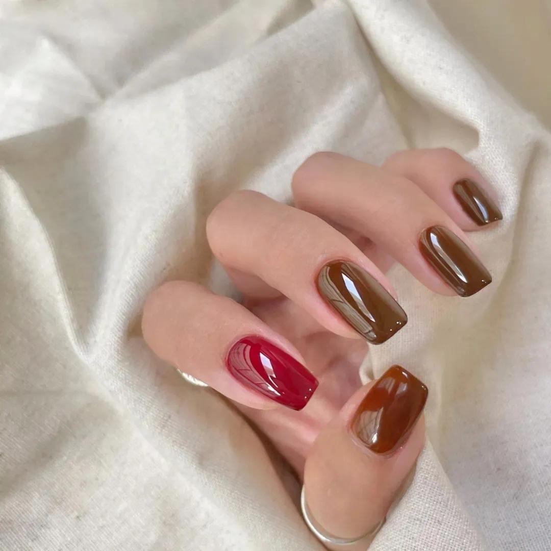 豆沙色美甲显手白吗,雾霾蓝跳色美甲图片显手白