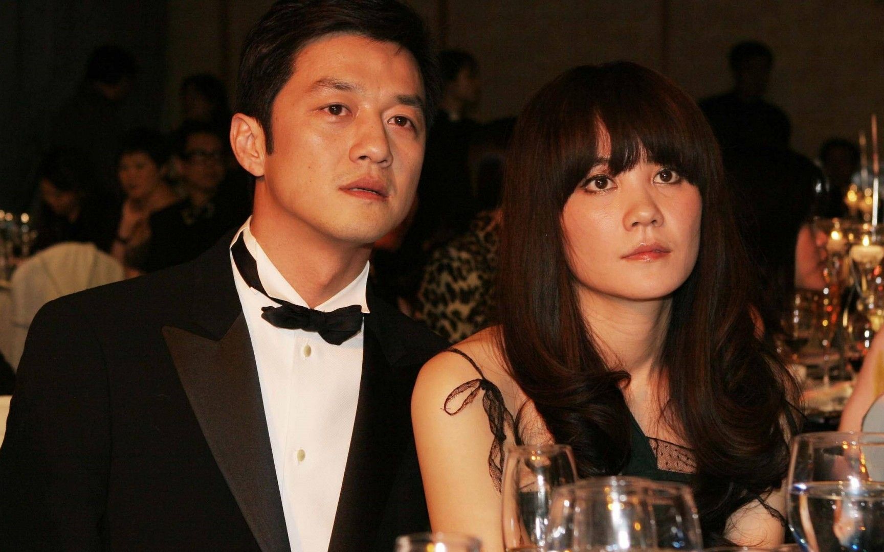 王菲谢霆锋机场大方牵手狂秀恩爱,王菲谢霆锋机场牵手大方秀恩爱