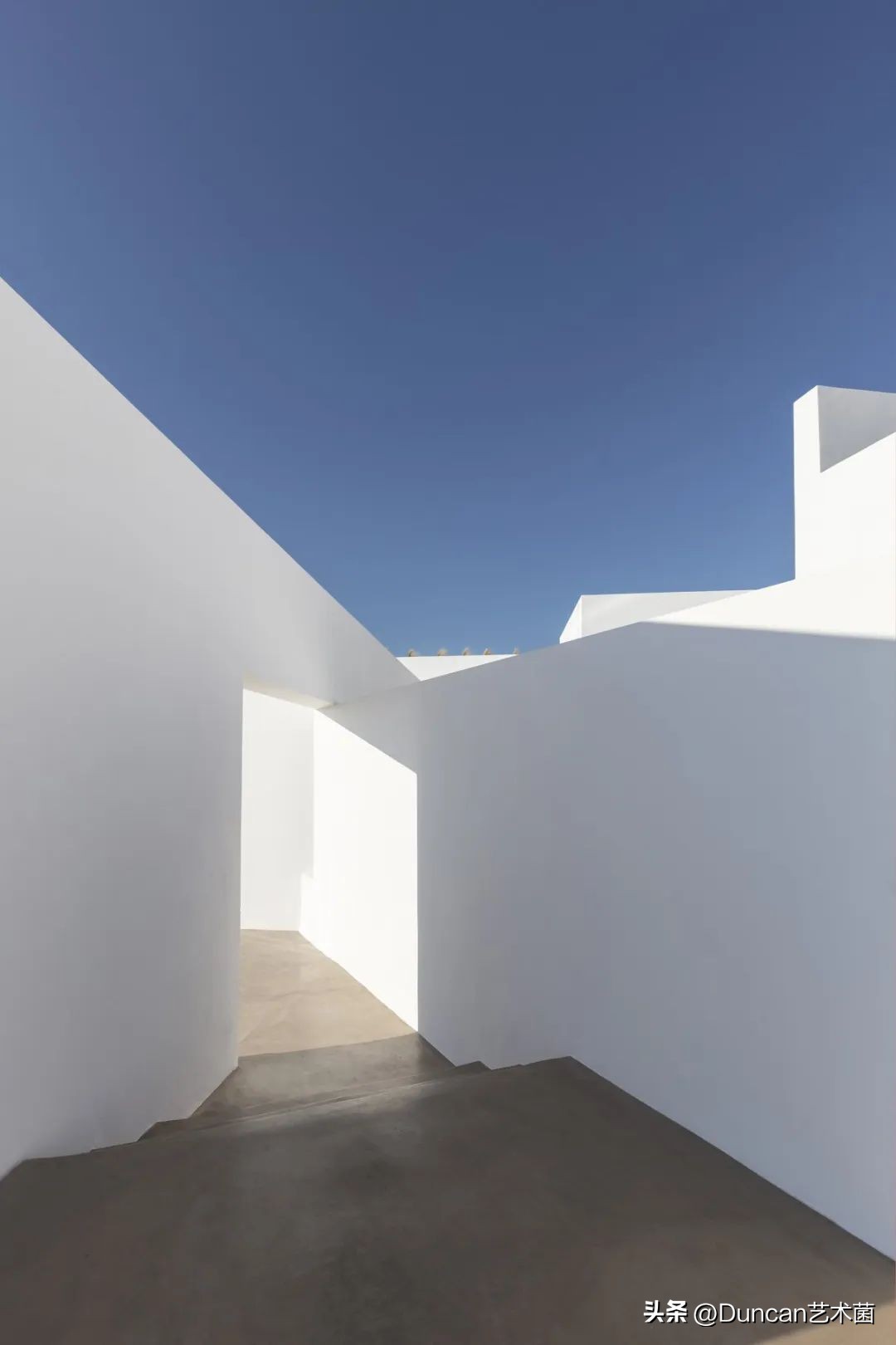希腊KapsimalisArchitects①打造蓝白极简主义的童话世界！
