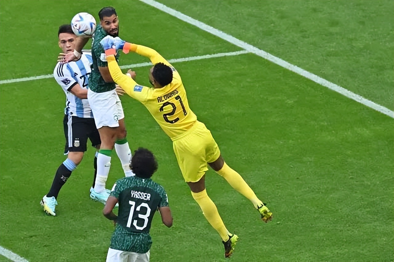 沙特守门员一战封神三连扑,沙特门将5次扑救解围两次