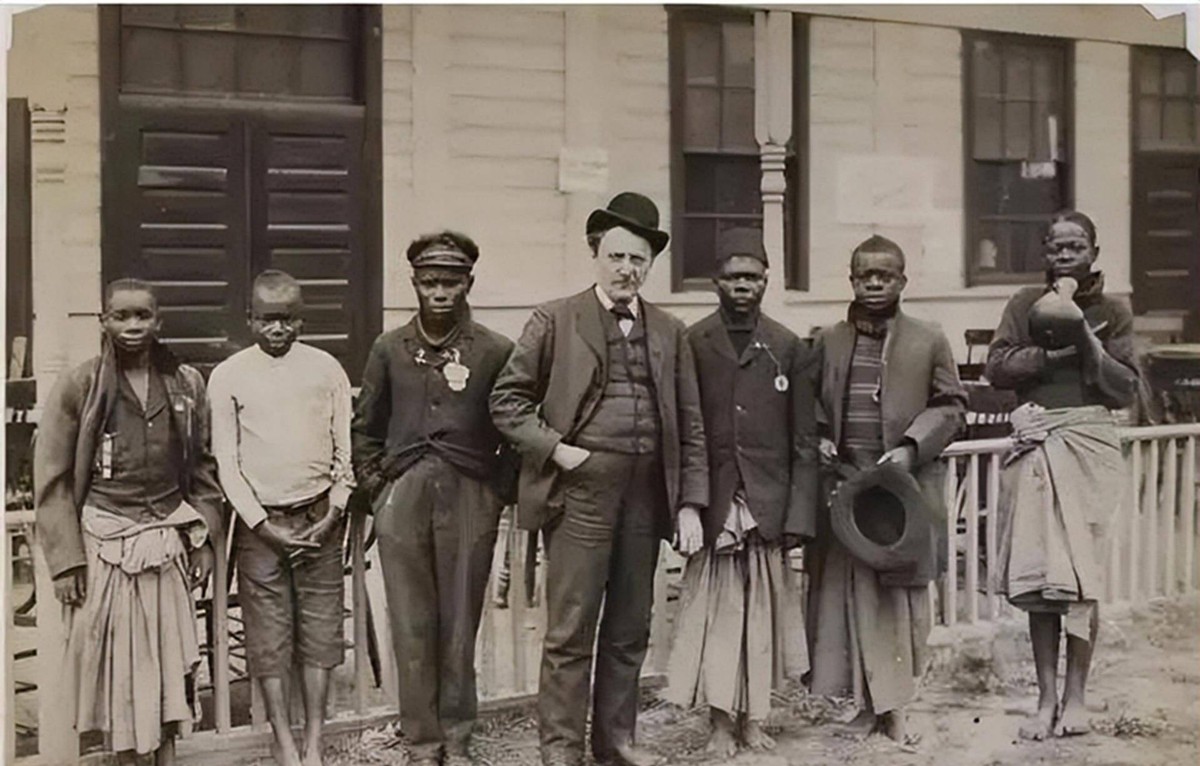 非洲女孩巴特曼因有巨臀，一生被赤身裸体展览，死后还被做成标本