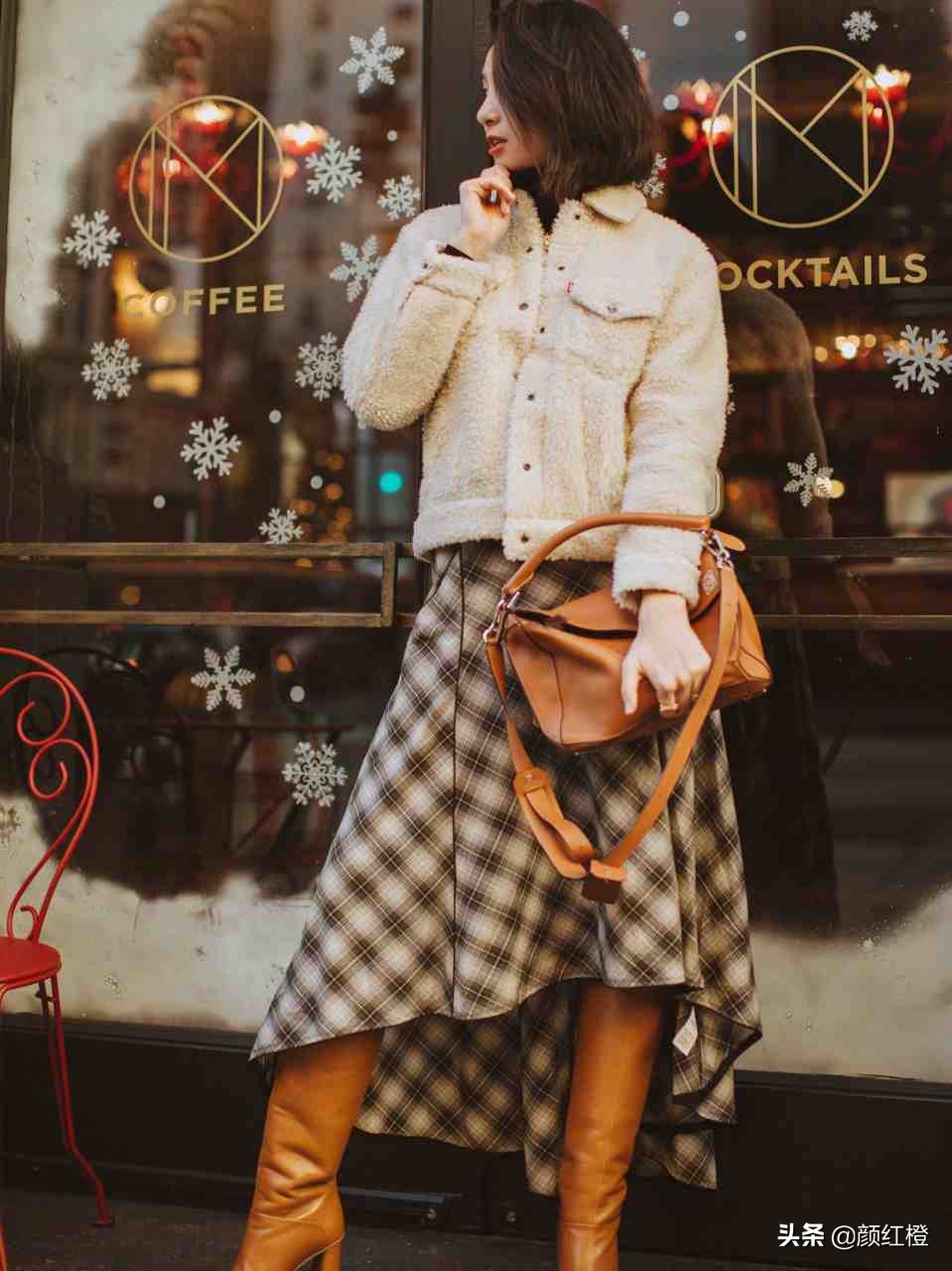 又火了一种穿法叫“羊毛羔外套+半身裙”，洋气精致还保暖，太美