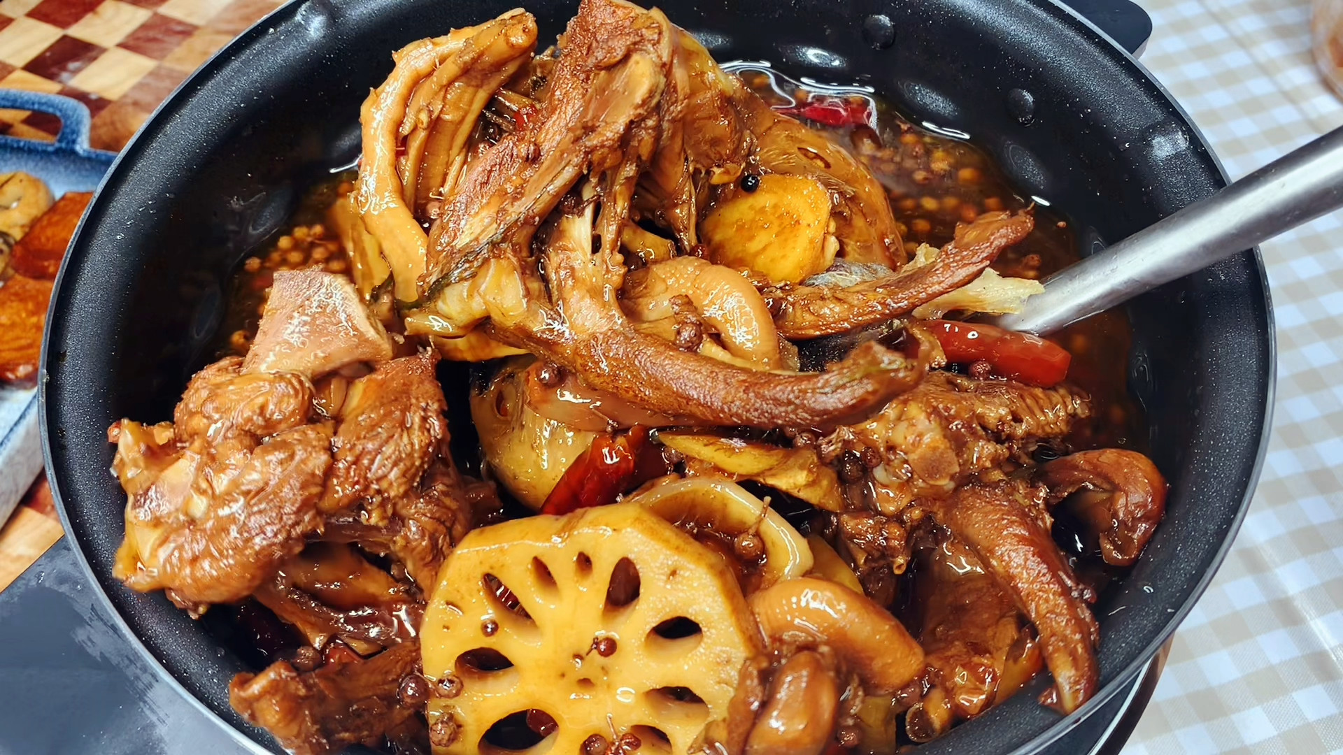 周黑鸭口味麻辣鸭货家庭制作方法,周黑鸭麻辣卤小龙虾汤底怎么熬制