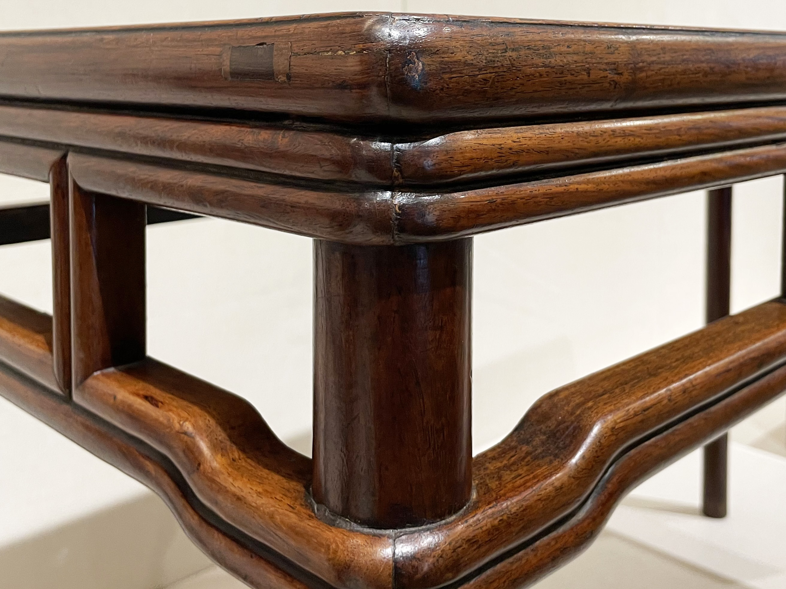 棕眼较密不疏朗，裹腿做画桌依然是黄花梨