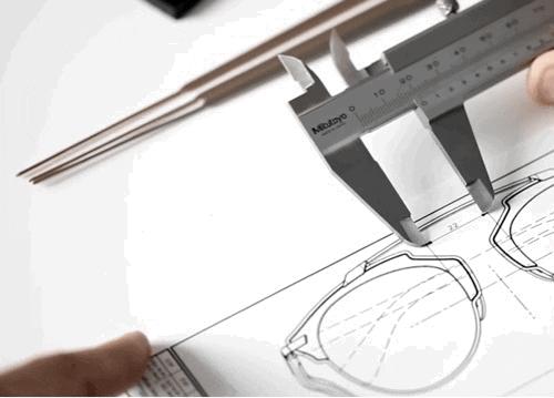 两只眼镜镜片种类不一样可以吗,两副眼镜为啥有一副镜片更透