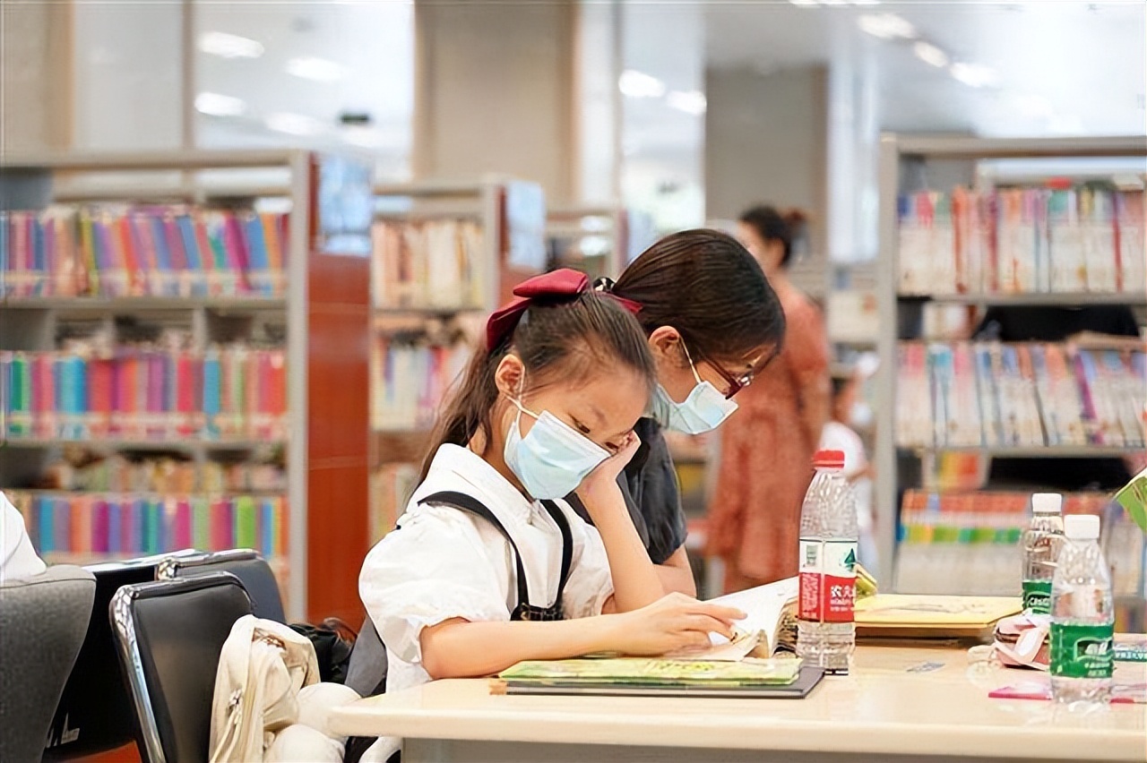 图书馆男生“脚臭”,女大学生想委婉提醒对方,结果得到神回复