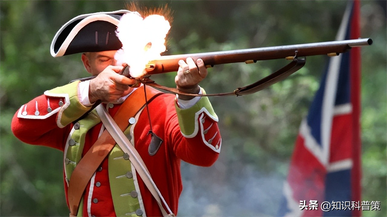西服袖口为什么有四个扣子,为何西装袖口的纽扣不一样多
