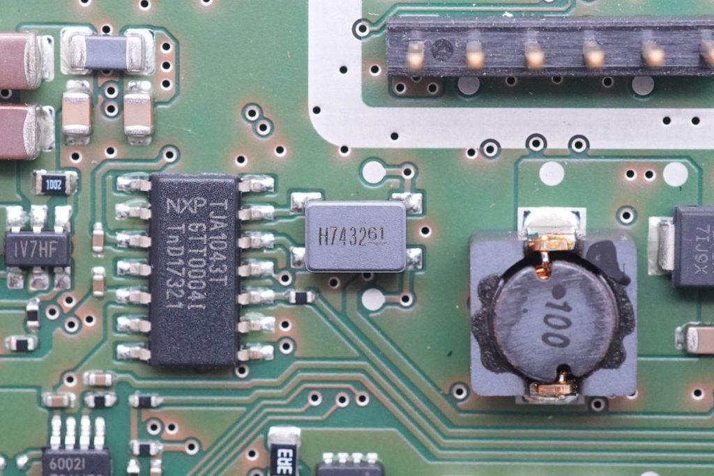 宝马5系无线充电拆解,宝马5系充电器怎么拆